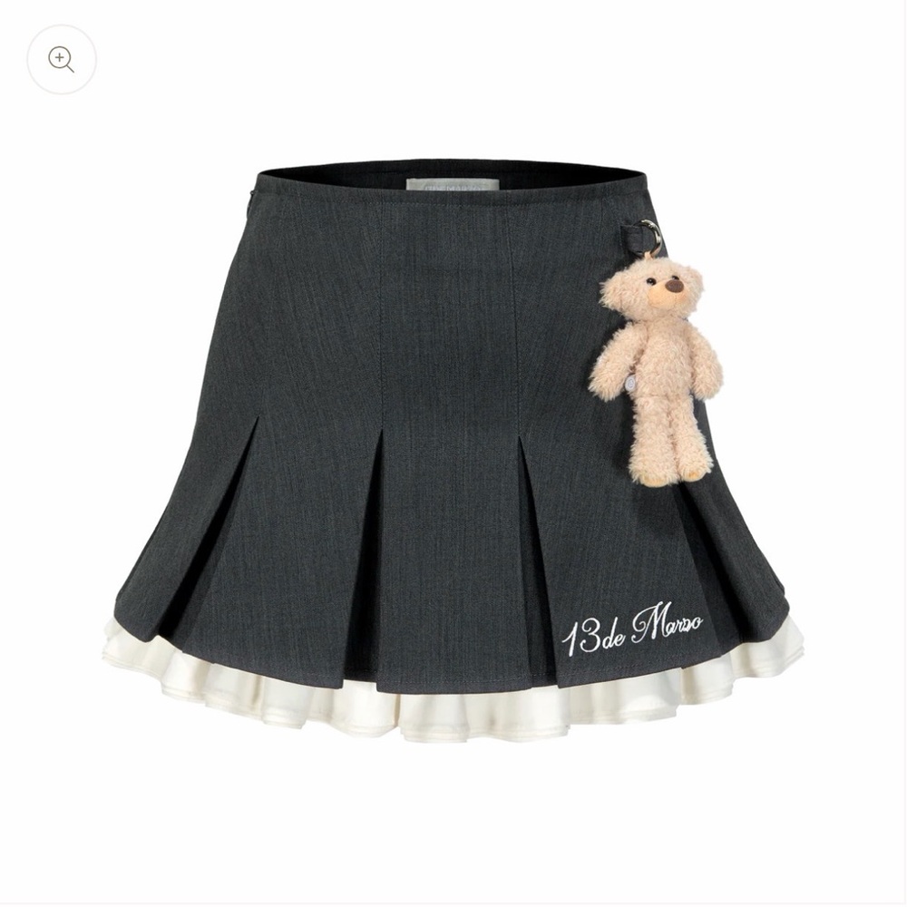 Gray Pleated Skirt with Bear Charm 13de marzo